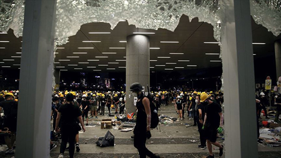  Çin'in Hong Kong idari bölgesinde zanlıların Çin'e iadesini kolaylaştıran yasal düzenlemelere tepki gösteren protestocular meclisi basmıştı.