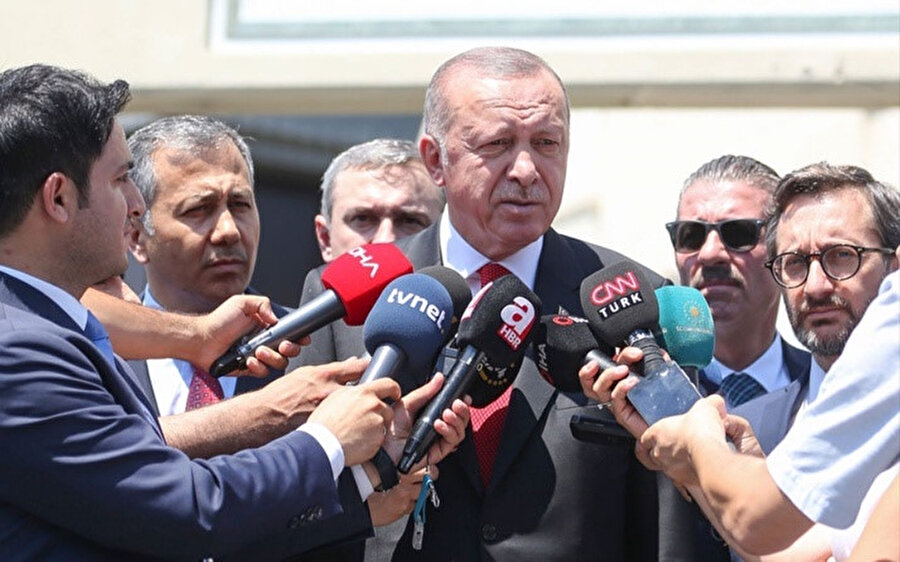 Cumhurbaşkanı Recep Tayyip Erdoğan, cuma namazı çıkışında gazetecilerin sorularını yanıtladı.