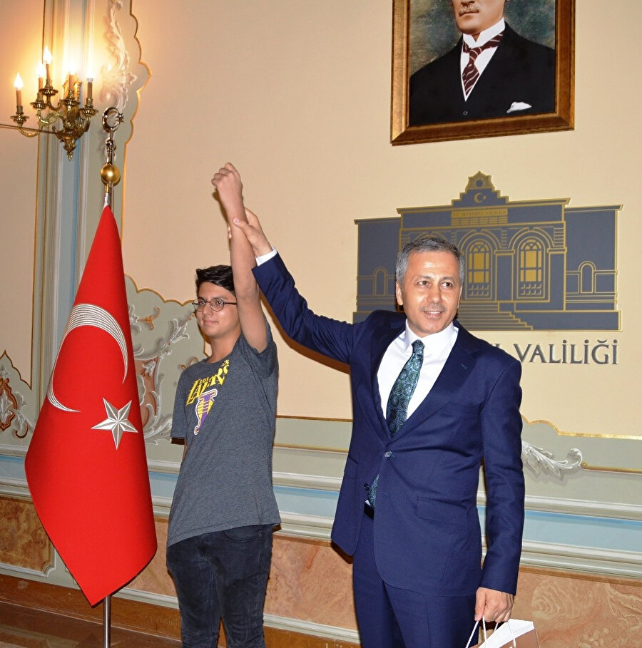 İstanbul Valisi Ali Yerlikaya, Liseye Geçiş Sınavı’nda tam puan alma başarısını gösteren öğrencilere hediyelerini vermişti.