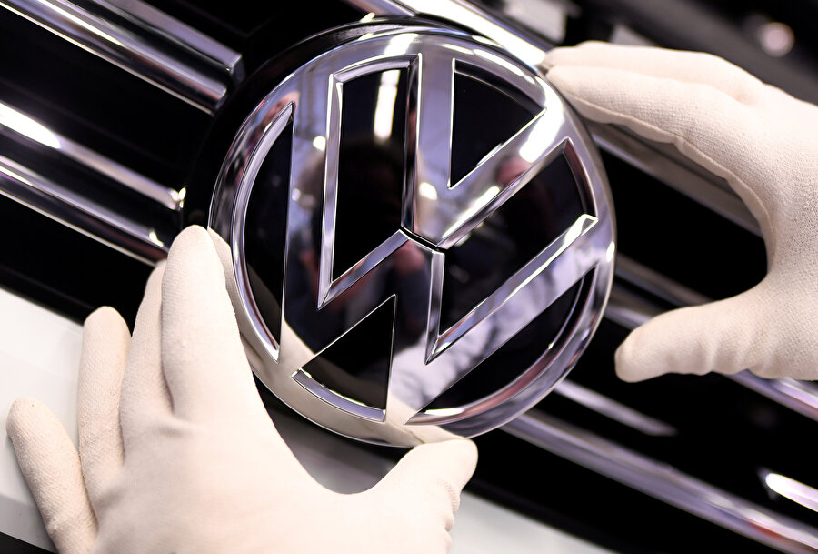 Volkswagen fabrikasında bir işçi son dokunuşları gerçekleştiriyor.