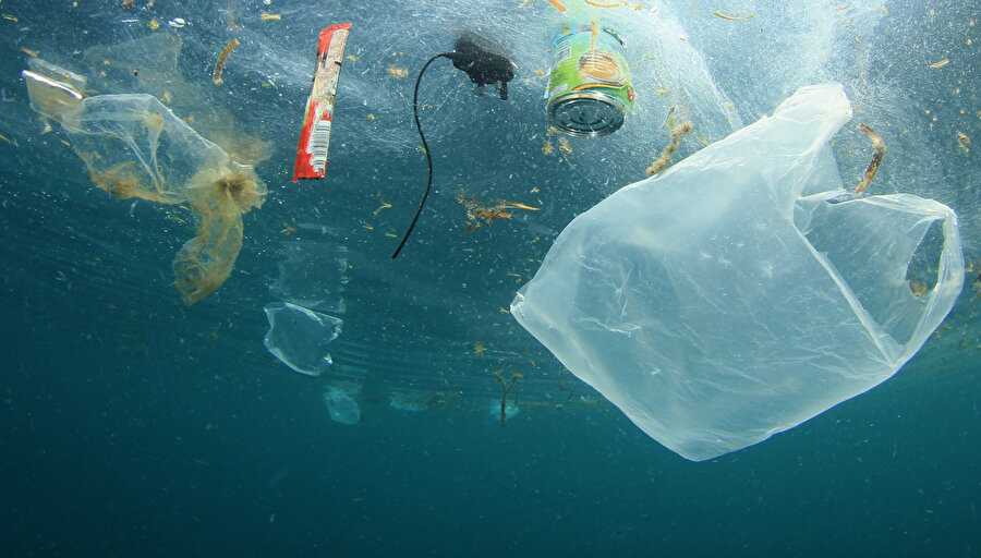 Plastik poşetler doğada yüzyıllar geçmesine rağmen çözünmeyerek büyük ölçüde çevre kirliliğine sebep oluyor.