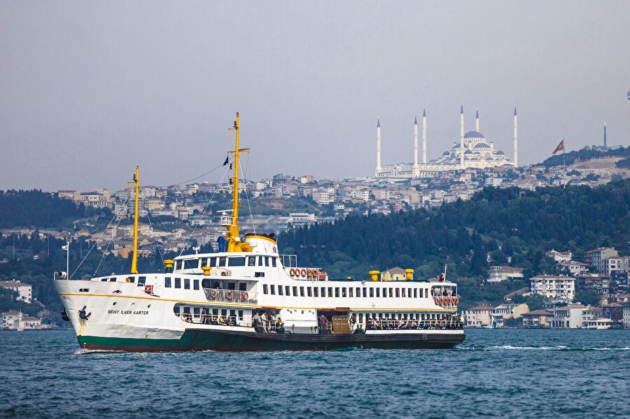 Boğaz manzarasında Çamlıca Cami görünüyor.