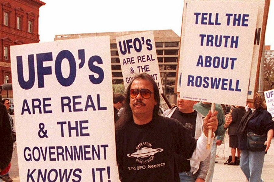 1947'de Roswell'deki kaza hakkında gerçeği öğrenmek isteyen protestocular