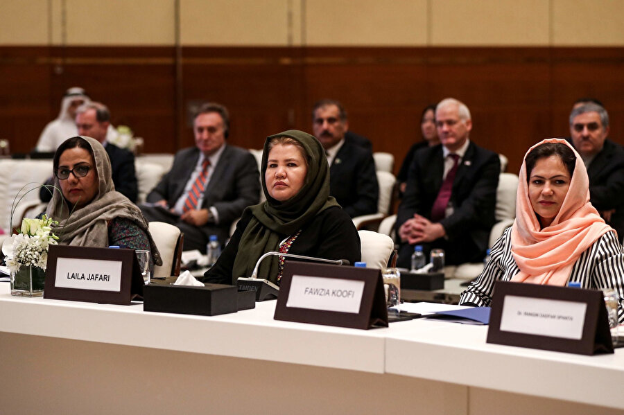 Solda, kadın hakları savunucusu Leyla Caferi, ortada Fawzia Koofi, sağda Afganistan Parlamentosundan bir üye Doha'daki konferansta.