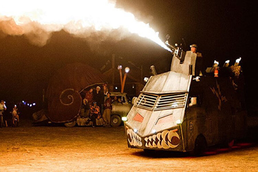 Festival süresince birçok 'mutant araç' devasa alevler eşliğinde gösteri yapıyor