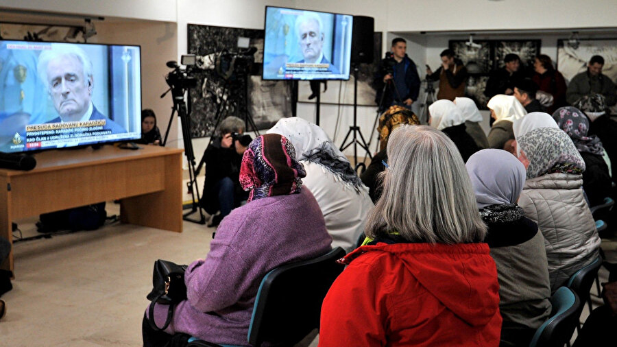 1995 Srebrenitsa Soykırımı'ndan sağ kurtulan Bosnalı Müslüman kadınlar, 20 Mart 2019'da Lahey'deki Uluslararası Ceza Mahkeme'sindeki süreç başlamadan önce Sırp savaş suçlusu Radovan Karadziç'in son sözlerini sarf ettiği canlı yayını izlemek için Potaçari'deki Srebrenitsa Soykırımı anma merkezinde toplandı. 