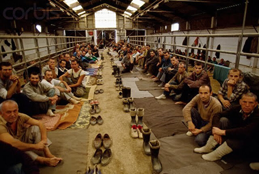 Toplama kamplarında bir süre tutulan Bosnalı erkekler daha sonra infaz edildi.