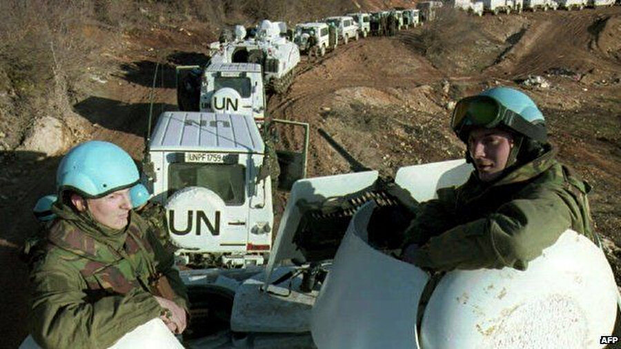 Katliamların gerçekleştiği sırada bir tabur Hollandalı barış gücü askeri Srebrenitsa ve çevresinde konuşlu bulunuyordu.