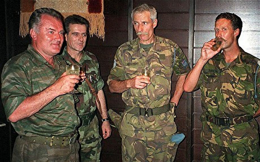 Mladic (en solda) "birliklerinin zaferini kutluyor" Hollandalı BM askerlerinin komutanı General Karremans (soldan üçüncü) Mladic'e bakarken görülüyor.