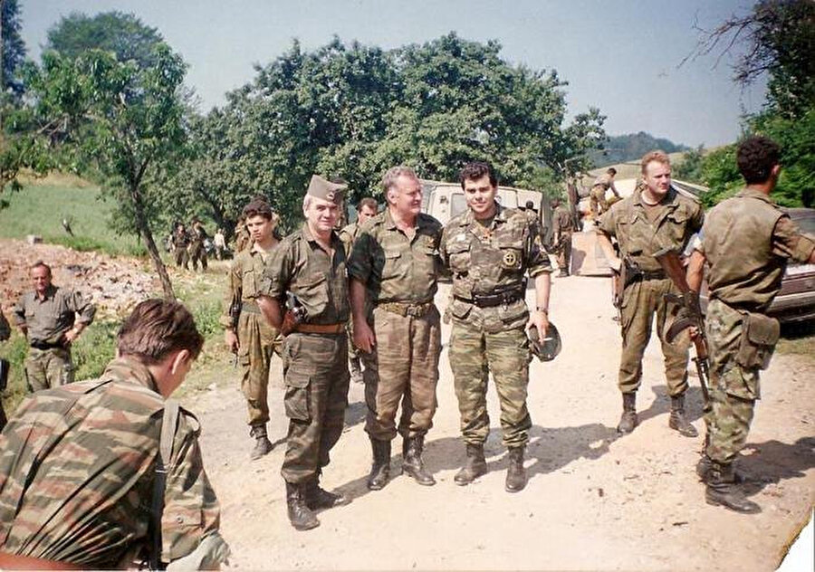 Zvonko Bajagic, Ratko Mladic ve Antonis Mitkos, Srebrenitsa, 11 Temmuz 1995.