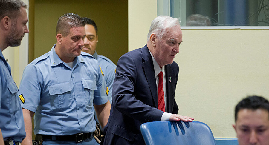 Ratko Mladic'in, Eski Yugoslavya Uluslararası Ceza Mahkemesinde görülen dava sırasında çekilmiş fotoğrafı.