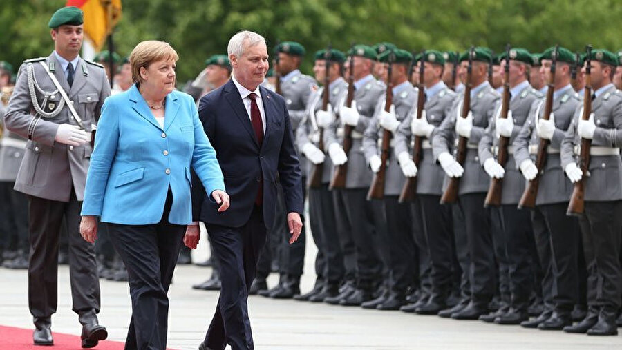 Almanya Başbakanı Angela Merkel, Finlandiya Başbakanı Antti Rinne'yi resmi karşılama töreninde...