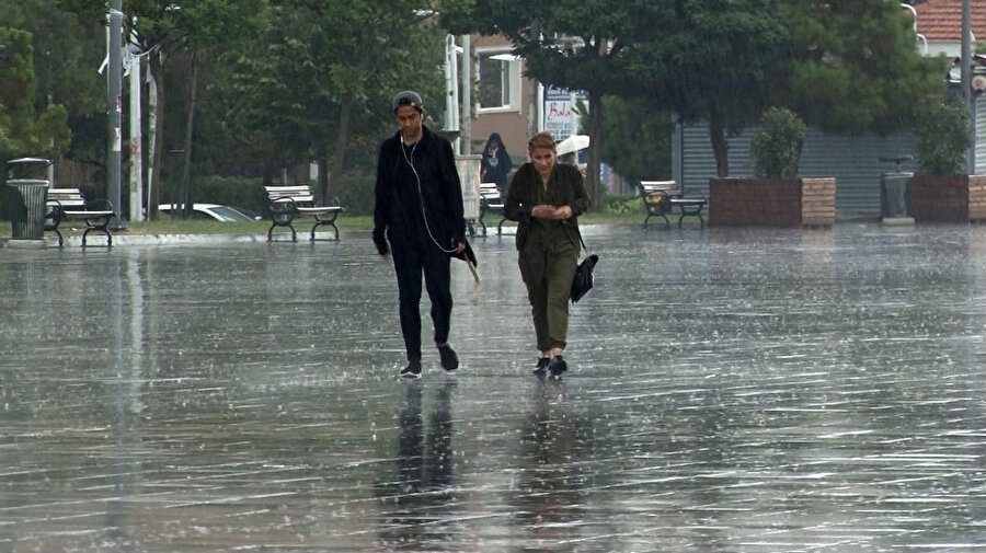 Yağmura hazırlıksız yakalanıp, dışarıya şemsiyesiz çıkan vatandaşlar ıslanmaktan kurtulamadı. -İHA