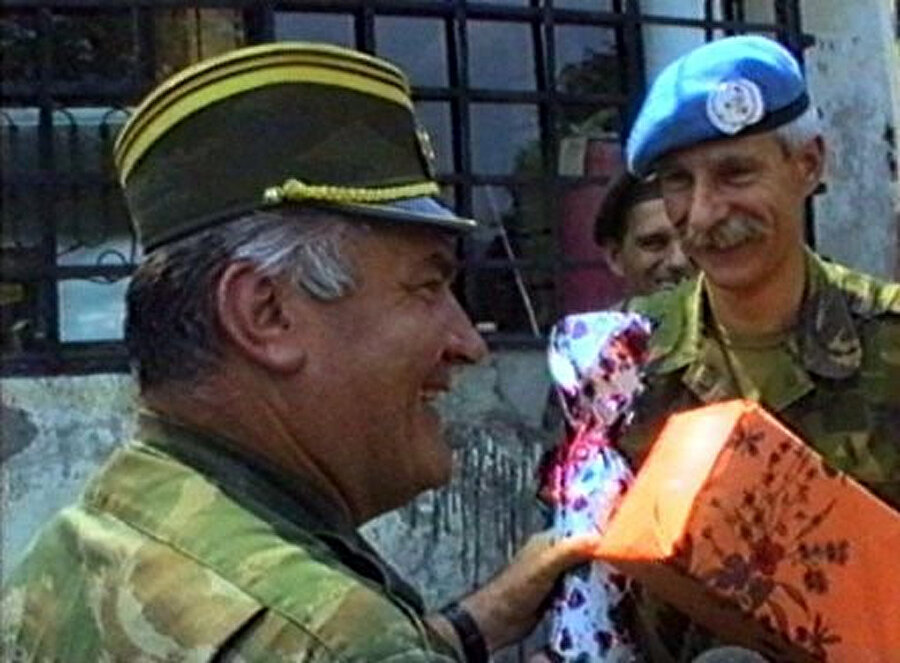 Şehirden ayrılan BM Komutanı Karremans, şehirden ayrılırken Mladiç’ten hediyelerini aldığı esnada oldukça mutlu gözüküyordu.