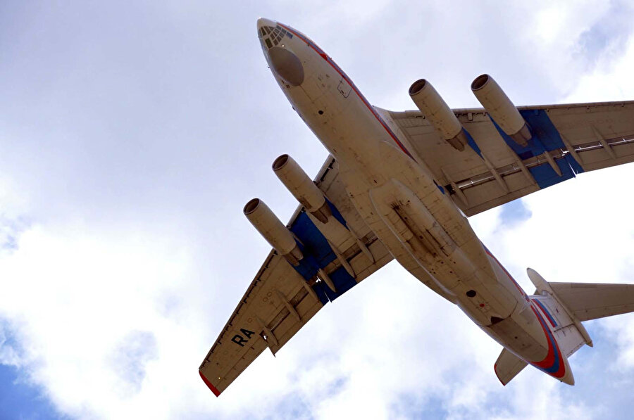 Rusya'dan S-400 Uzun Menzilli Bölge Hava ve Füze Savunma Sisteminin birinci grup malzemelerini Ankara'nın Kahramankazan ilçesinde bulunan Mürted Hava Meydanı'na getiren Rus uçak, alandan ayrıldı. 