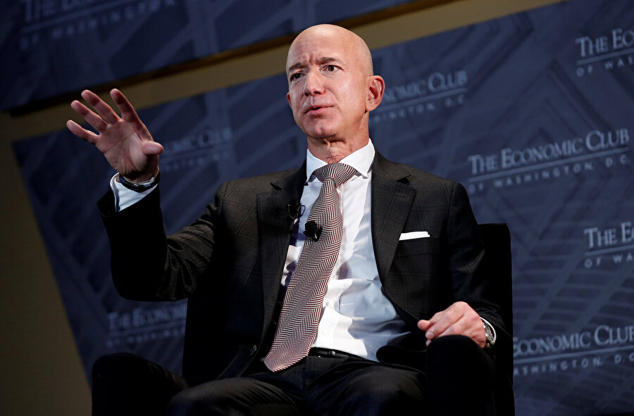 Jeff Bezos, dünyanın en zengin insanları sıralamasında ilk sırada yer alıyor. 