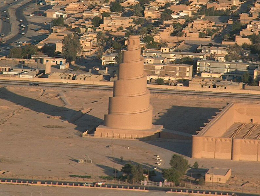 Samarra Ulu Camii (Mütevekkiliye Camii), Irak'ın Samarra şehrinde Abbasi Halifesi Mütevekkil tarafından 848 ile 852 seneleri arasında yaptırılmıştır.