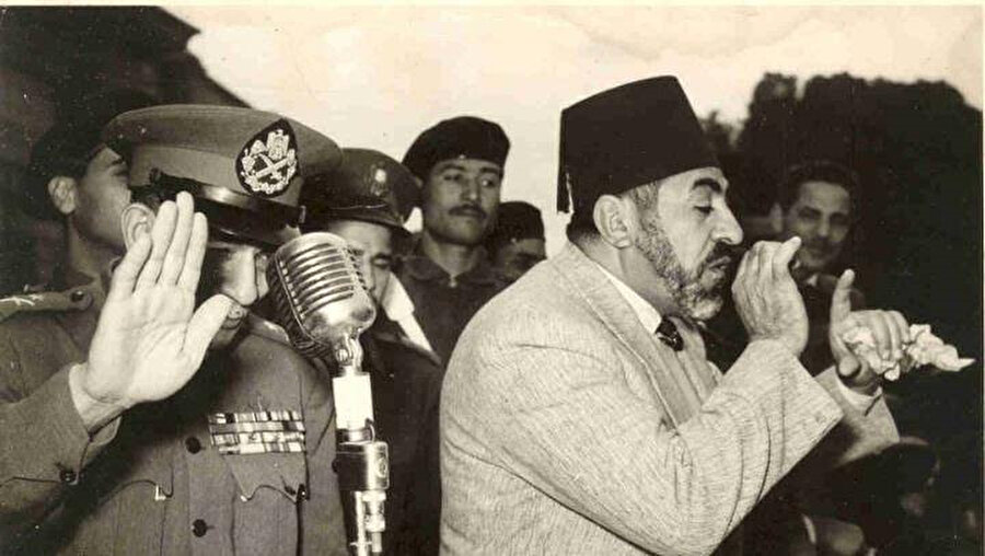Cemal Abdunnâsır tarafından idam ettirilecek olan İhvân üst düzey isimlerinden Abdulkadir Udeh, darbeden hemen sonra halka açık bir konuşma yaparken... Hemen yanında halkı selamlayan ise darbenin lider kadrosundan General Muhammed Necîb.