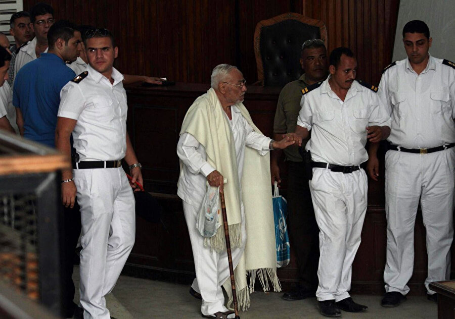 Muhammed Mehdî Âkif, 2013'te tutuklandıktan sonra yargılandığı davalardan biri sırasında, mahkeme salonunda...