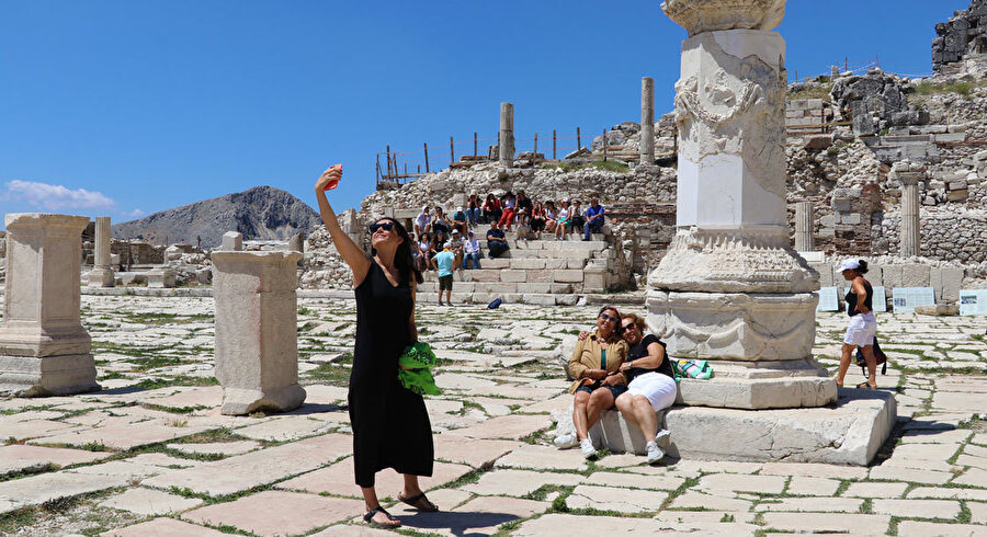 Antik kenti ziyarete gelen turistler bol bol fotoğraf çekiliyor 