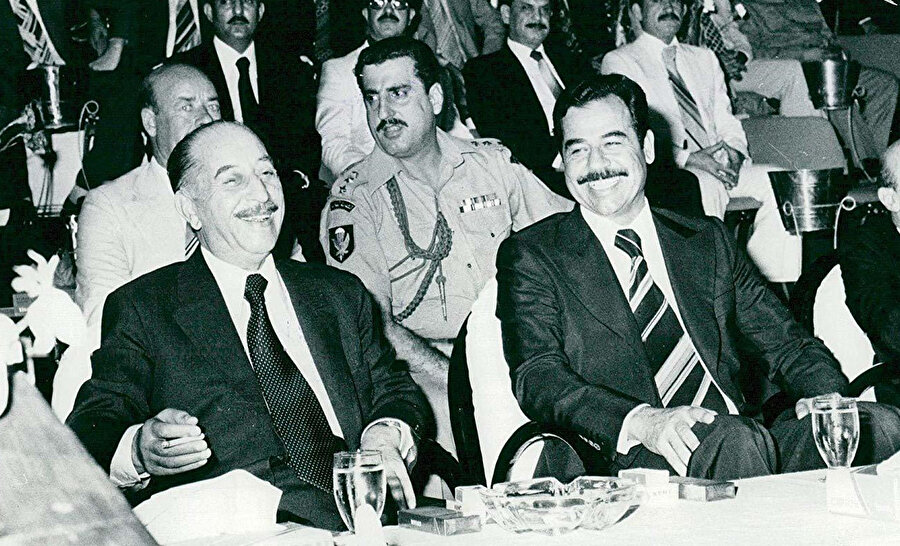 Irak Devlet Başkanı Ahmed Hasan el-Bekr (solda) ve kuzeni Saddam Hüseyin, 1979'dan önceki uyumlu dönemlerinde...