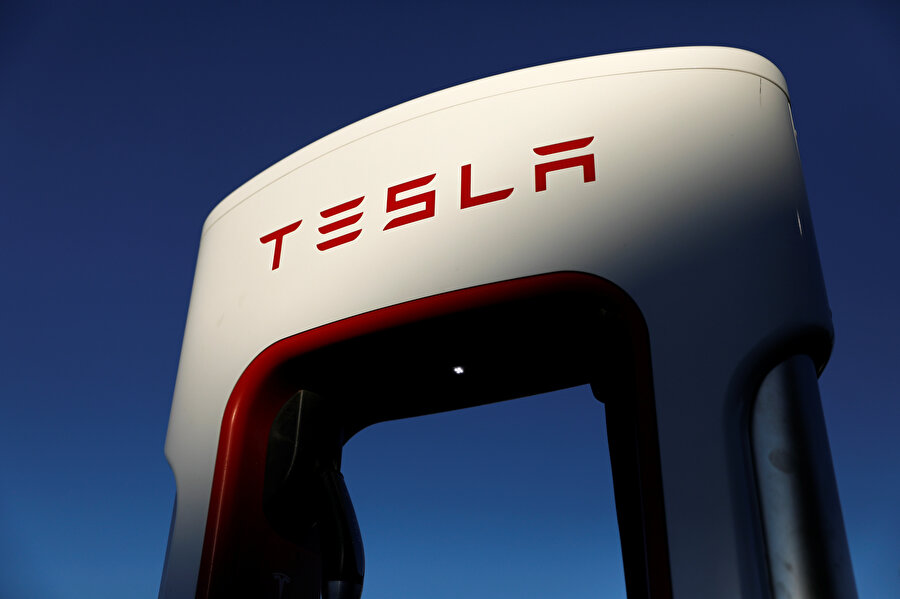 Tesla, dünyanın en güçlü elektrikli otomobil üreticilerinden biri konumunda yer alıyor. 