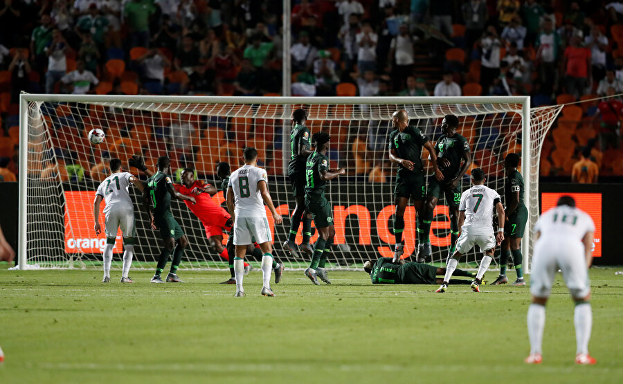 Riyad Mahrez'in Cezayir'i finale taşıyan frikik golü.