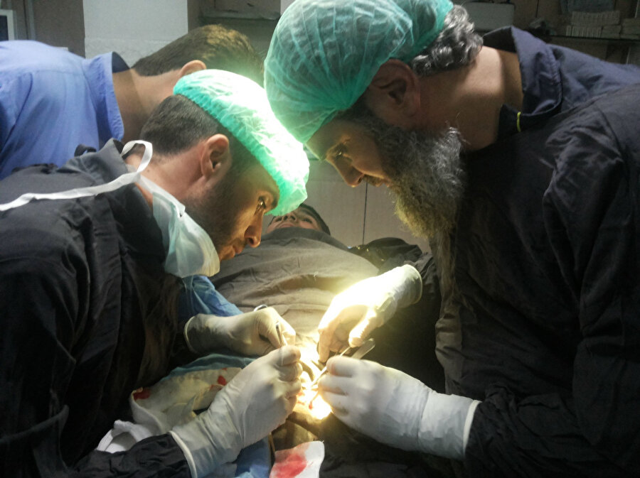 2 yıllık bir süreç içinde sayısız ameliyat gerçekleştiren Suriyeli doktorun yaptığı ameliyatlardan bir kare.