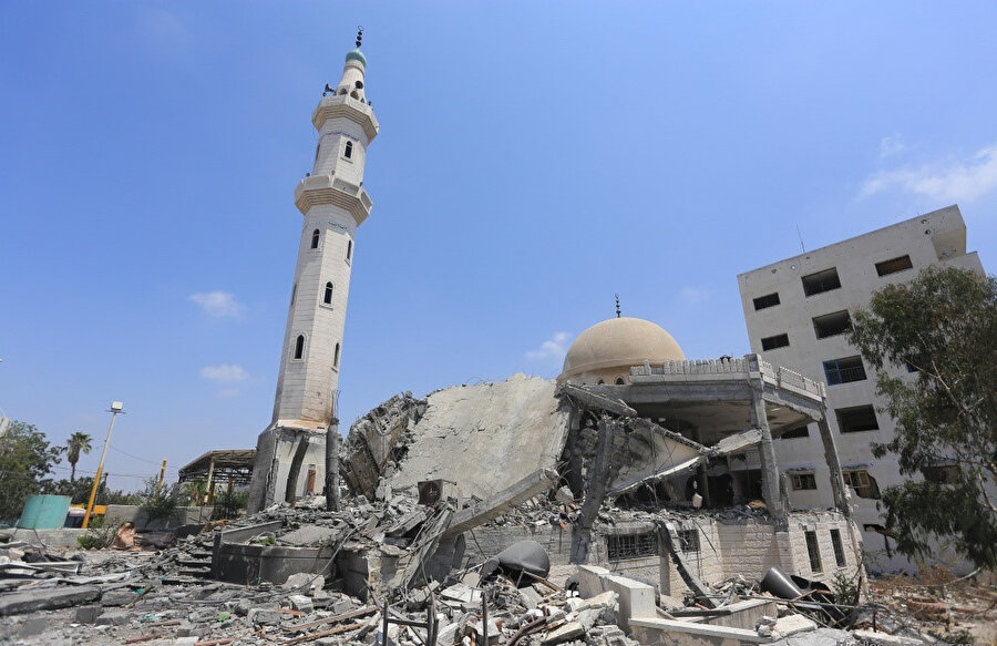 Gazze'de bombalanan bir cami.