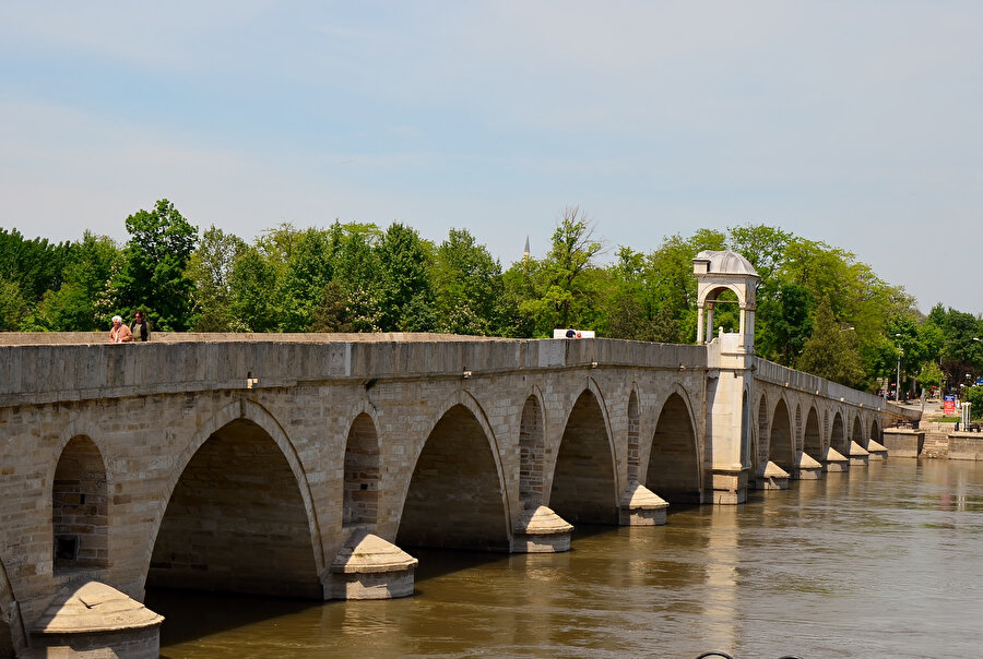 Osmanlı’nın Rumeli’de banisi olduğu ilk kasaba olan Uzunköprü’nün dillere destan taş köprüsü.