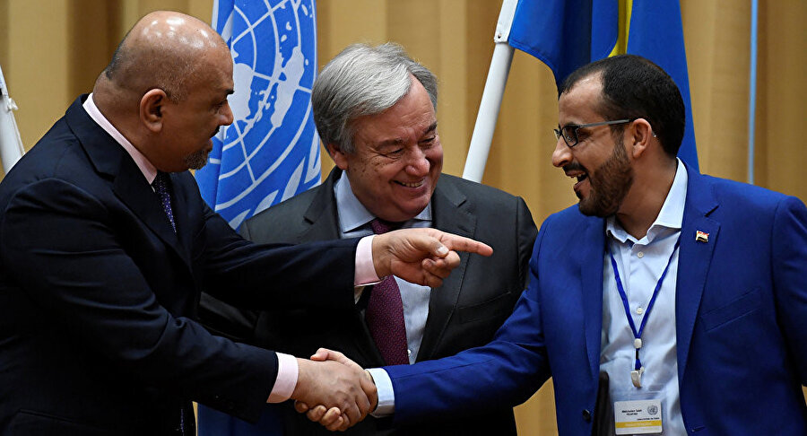 Stockholm Anlaşması tarafları; Yemen Dışişleri Bakanı Halid el Yaman, BM Genel Sekreteri Antonio Guterres ve Husiler heyeti başkanı Muhammed Abdul Selam.