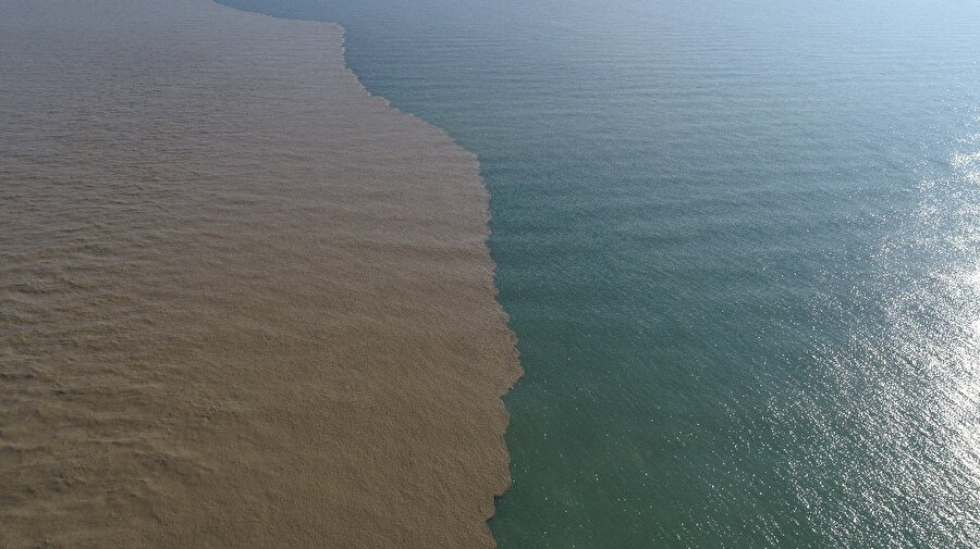 Karadeniz'de renk değişimi yaşan sel suyu ile temiz deniz suyunun birleştiği nokta havadan böyle görüntülendi. -İHA