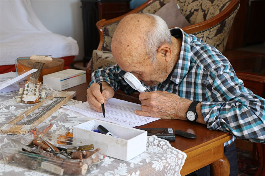 95 yaşındaki Hüseyin Kocakülah azmi ve müzik sevgisiyle herkese örnek oluyor.