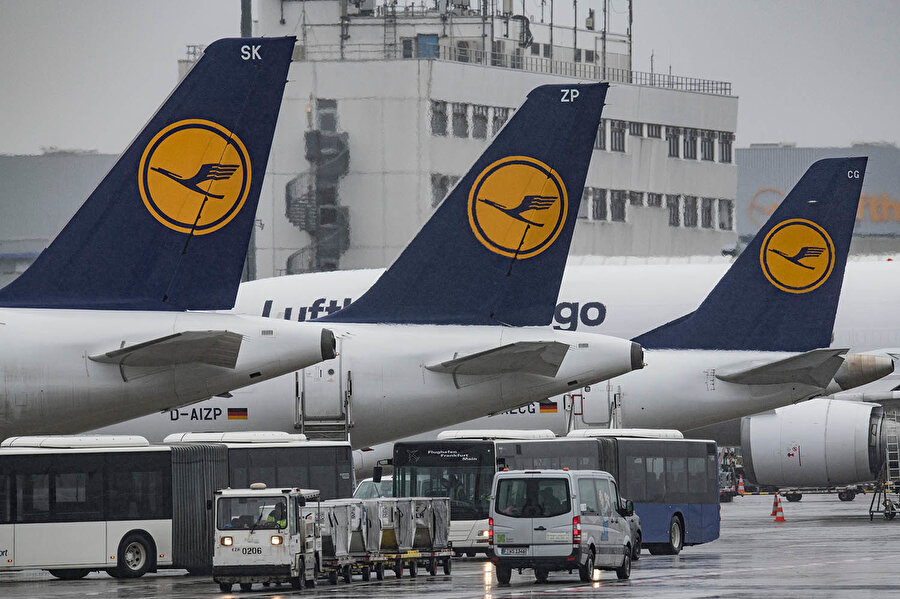 Alman havayolu şirketi Lufthansa da Mısır'a seferleri bir hafta süreyle durdurdu.