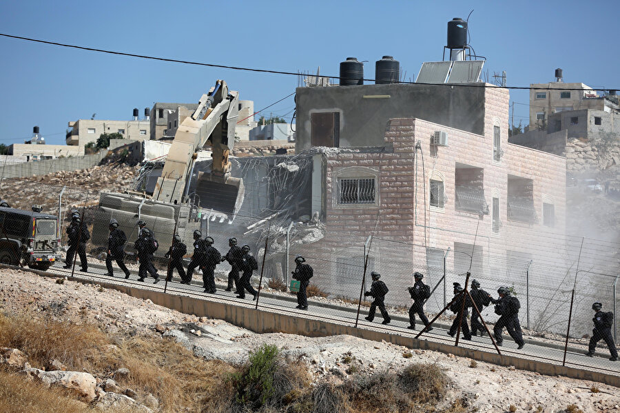 Yıkım bölgesine doğru ilerleyen İsrail askerleri.