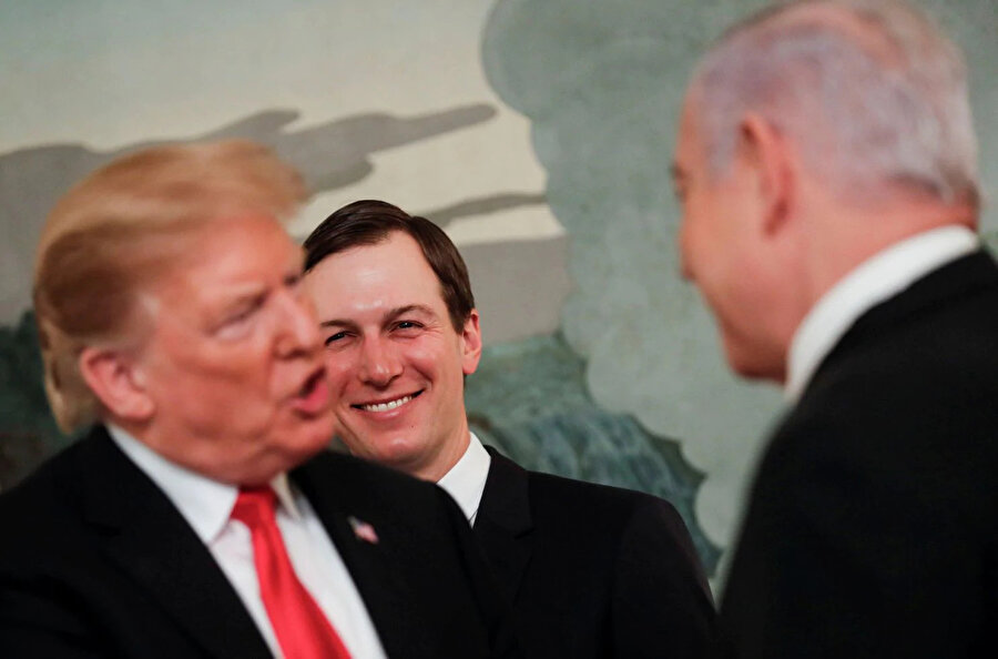 Yüzyılın Anlaşması planının baş aktörü ABD Başkanı Donald Trump'ın damadı ve başdanışmanı Jared Kushner, Trump ve İsrail Başbakanı Netanyahu'yu dinlerken görülüyor.