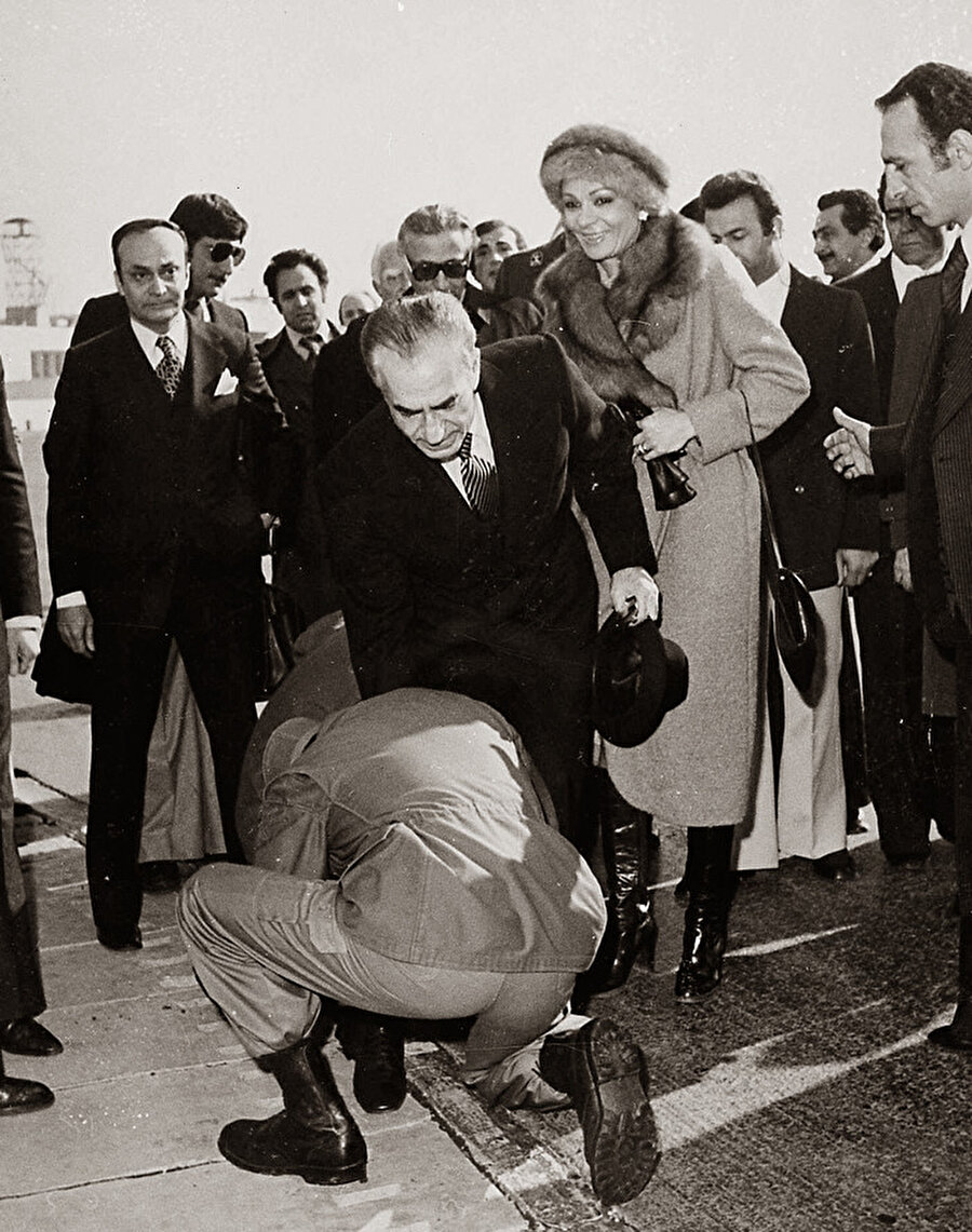 Şah, bir daha dönmemek üzere ülkeden ayrılırken...