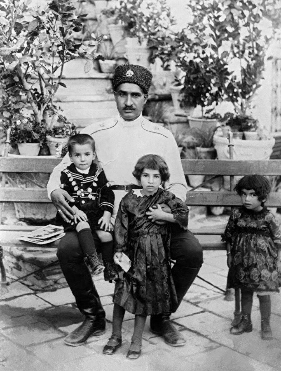 Rıza Pehlevî, oğlu Muhammed Rıza, kızları Şems (ortada) ve Eşref ile, 1920'ler.