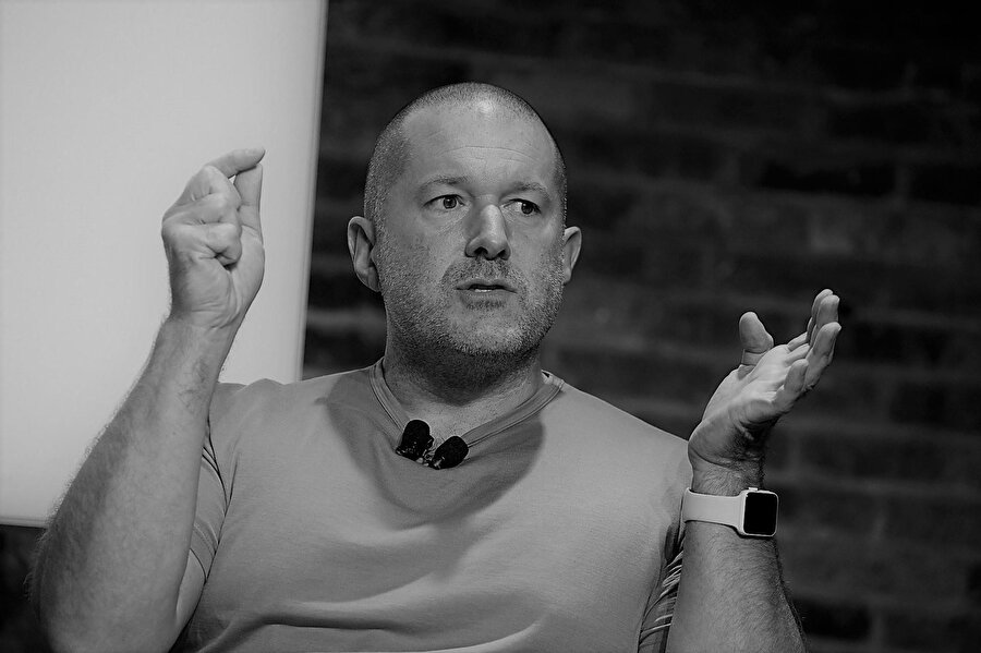 Apple'ın en önemli isimlerinden biri olan Jony Ive, şirkettin baş tasarımcısı olarak yıllarda her ürünün dizaynında çok önemli kararlar verdi. 