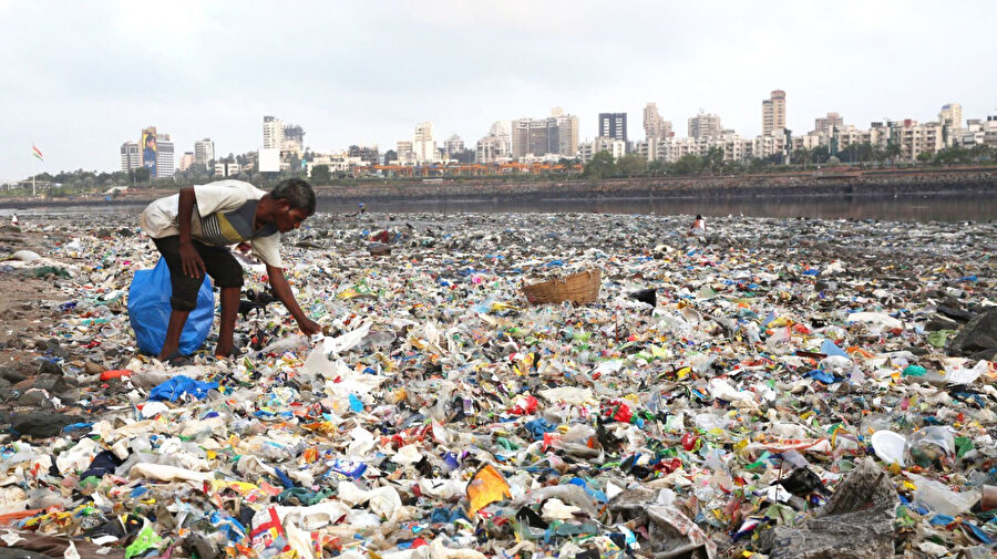 Kafede karşılığında yemek alınabilen plastik atıklar, şehrin yollarının yenilenmesinde kullanılıyor.