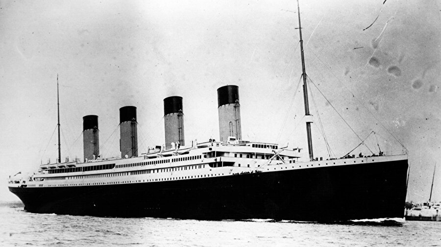 Titanic gemisinin, buzdağına çarparak batmadığı yanarak battığı iddia ediliyor.