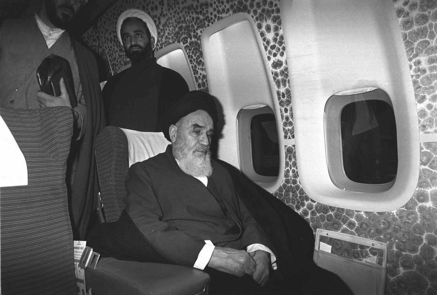 Humeynî, kendisini Tahran'a götüren uçakta, yolculuk sırasında...