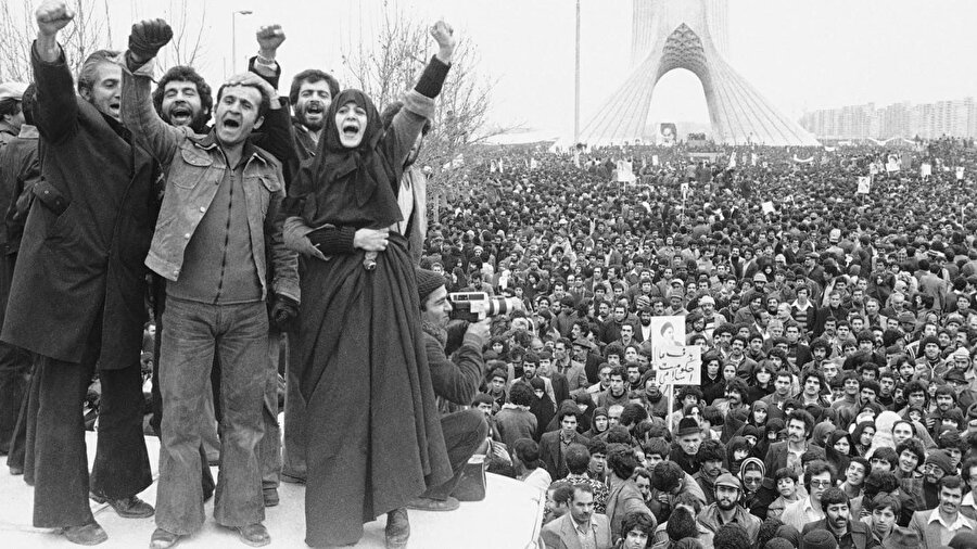 Devrimin başarısını kutlayan İranlılar...