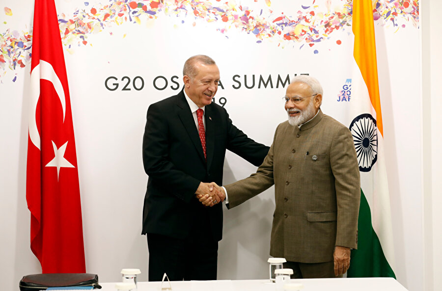 Hindistan liderinin Cumhurbaşkanı Recep Tayyip Erdoğan ile ilişkileri gayet iyi durumda. İkili görüşmelerde liderler, iki ülkenin işbirliği içerisinde çalışabileceğine yönelik mesajlar vermişti.