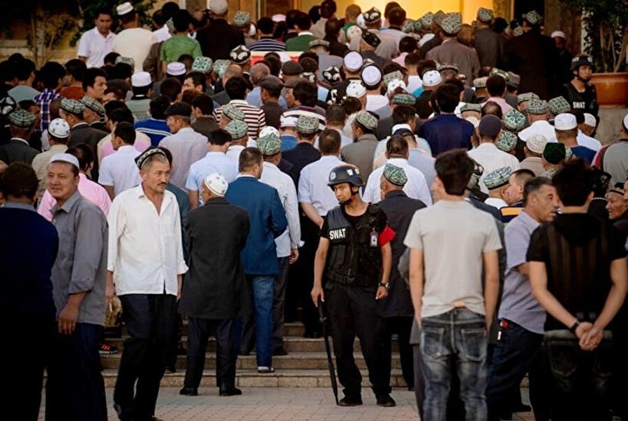 Sincan Uygur Özerk bölgesindeki Uygur Türklerinin her adımını izleyen Çin polisi.