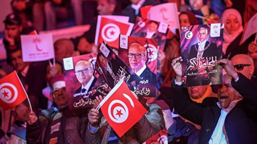 Nida Tunus Partisi taraftarları Kasım seçimlerinde Sibsi'nin adaylığını destekledi.