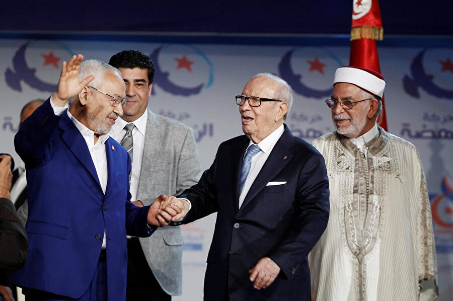 Tunus Nahda Hareketi lideri Raşid el-Gannuşi'nin (solda) Nida Tunus Partisi Genel Başkanı Baci Kaid es-Sibsi ile çekilmiş fotoğrafı.
