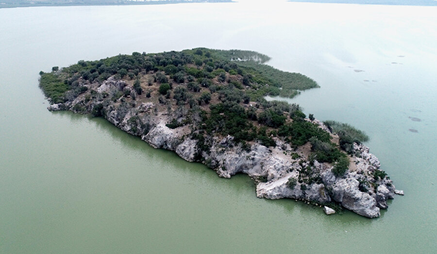 Bursa'nın Karacabey ilçesi Uluabat Gölü'ndeki 45 dönümlük ada, sahibi Nedim Bulut tarafından satışa çıkarıldı.