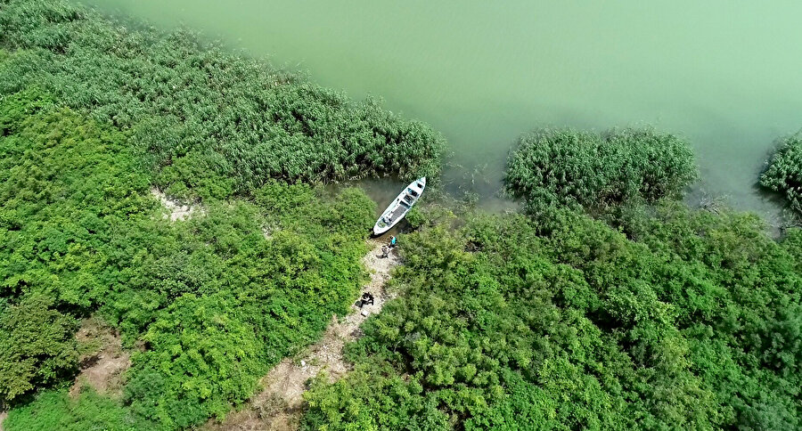 Bursa'nın Karacabey ilçesi Uluabat Gölü'ndeki 45 dönümlük ada, sahibi Nedim Bulut tarafından satışa çıkarıldı.
