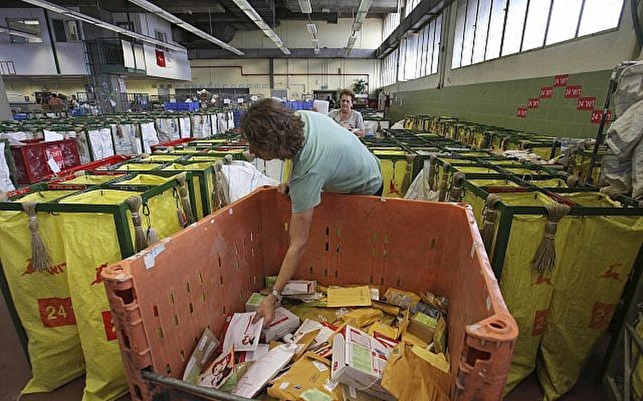 İsrail postanesinde çalışan görevliler, postaları tasnif ediyor.